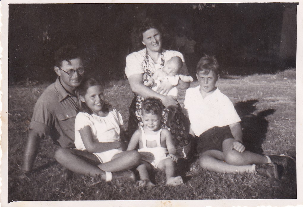 משפחת פונדק באשדות יעקב. יושבים משמאל לימין: ישעיהו, דפנה, שלמה, מנחם. צילה עומדת ומחזיקה את דודו - 1950