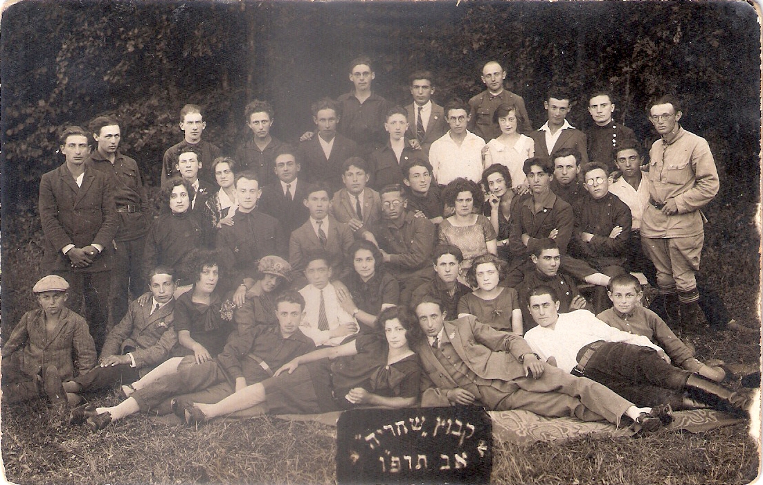 חברי קיבוץ שחריה בשנת 1926, במרכז התמונה בחולצה שחורה, שורה רביעית, ניתן לראות את מנחם פונדיק ממנהיגי הקבוצה.